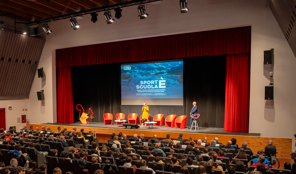 immagine convegno con palco e platea