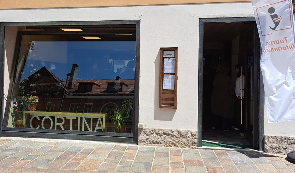 Immagine dell'ingresso dell'Ufficio IAT di Cortina visto dall'esterno