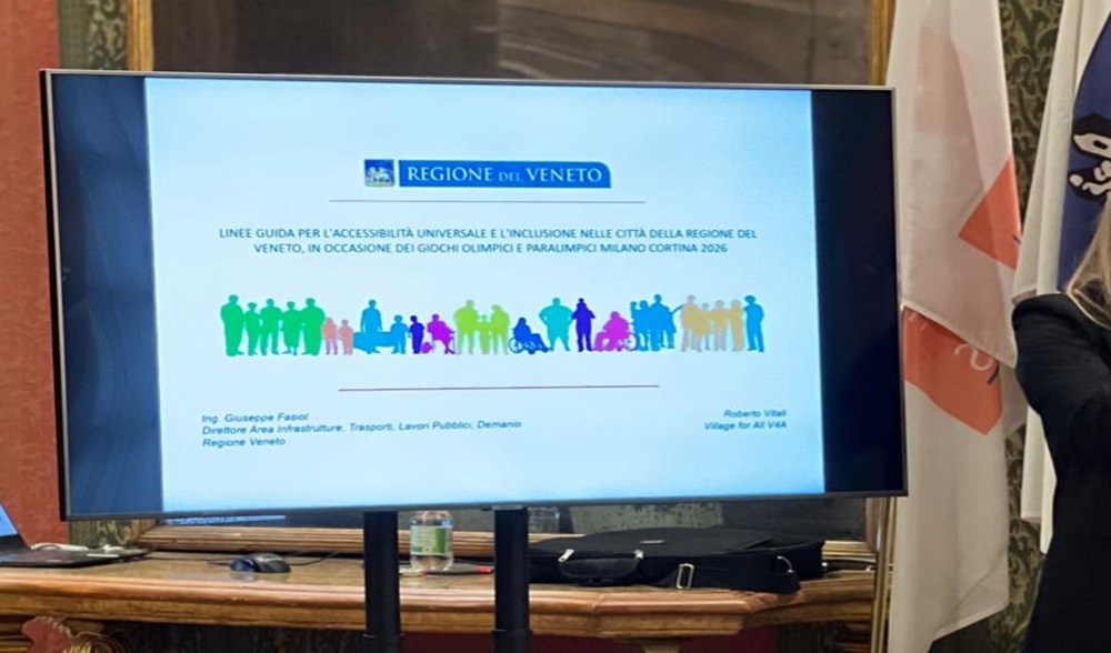 Monitor con slide di presentazione Linee guida per l’accessibilità universale e l’inclusione nelle città della Regione del Veneto ospitanti i giochi olimpici e paralimpici Milano Cortina 2026