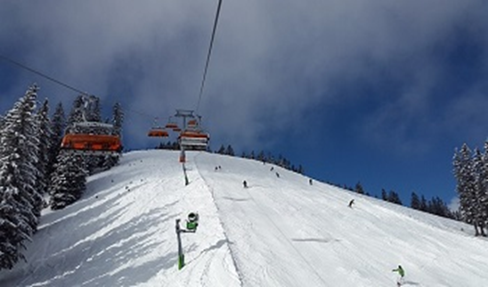 pista da sci innevata e seggiovie