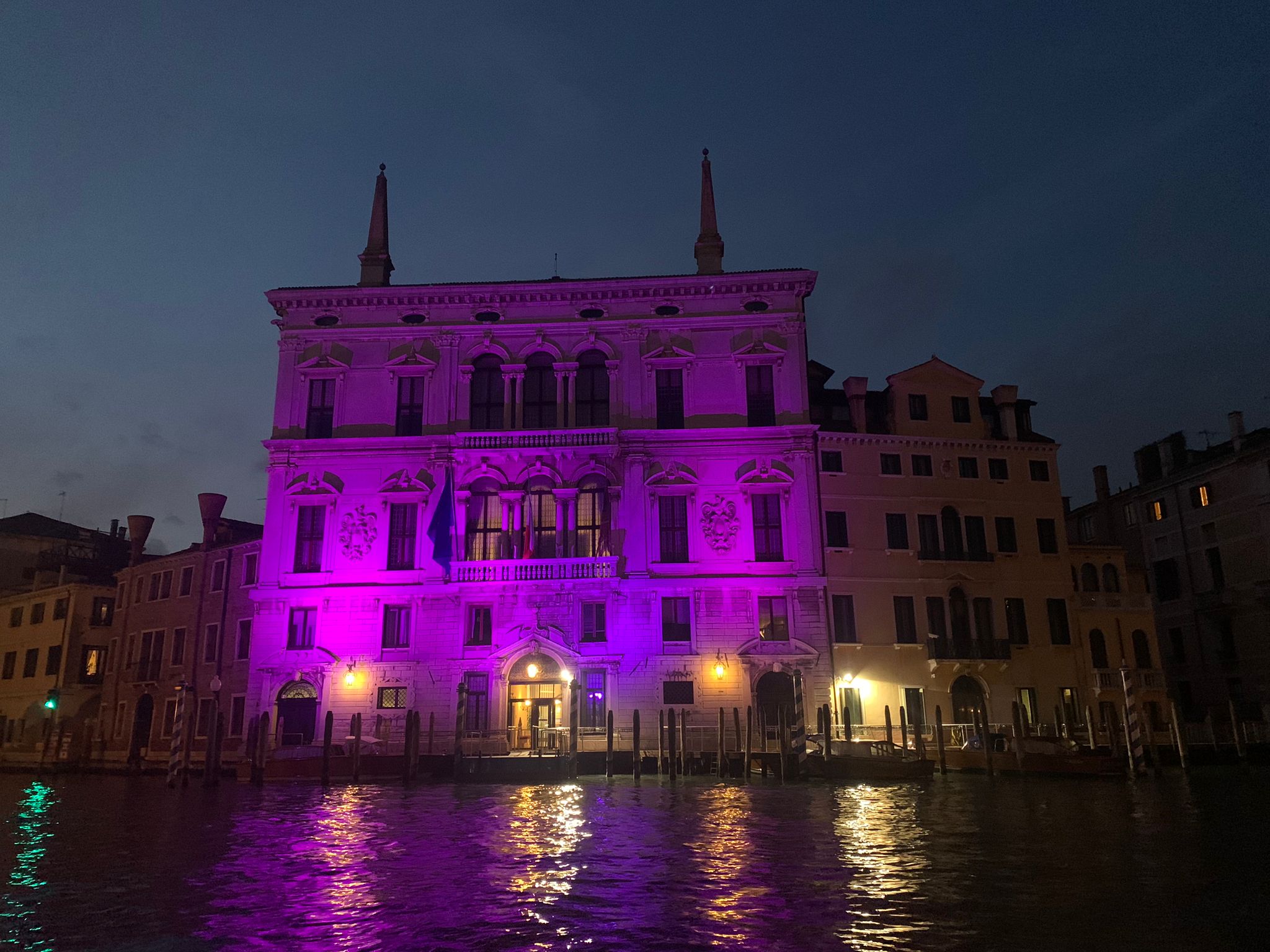 immagine notturna di palazzo Balbi a Venezia illuminato di viola
