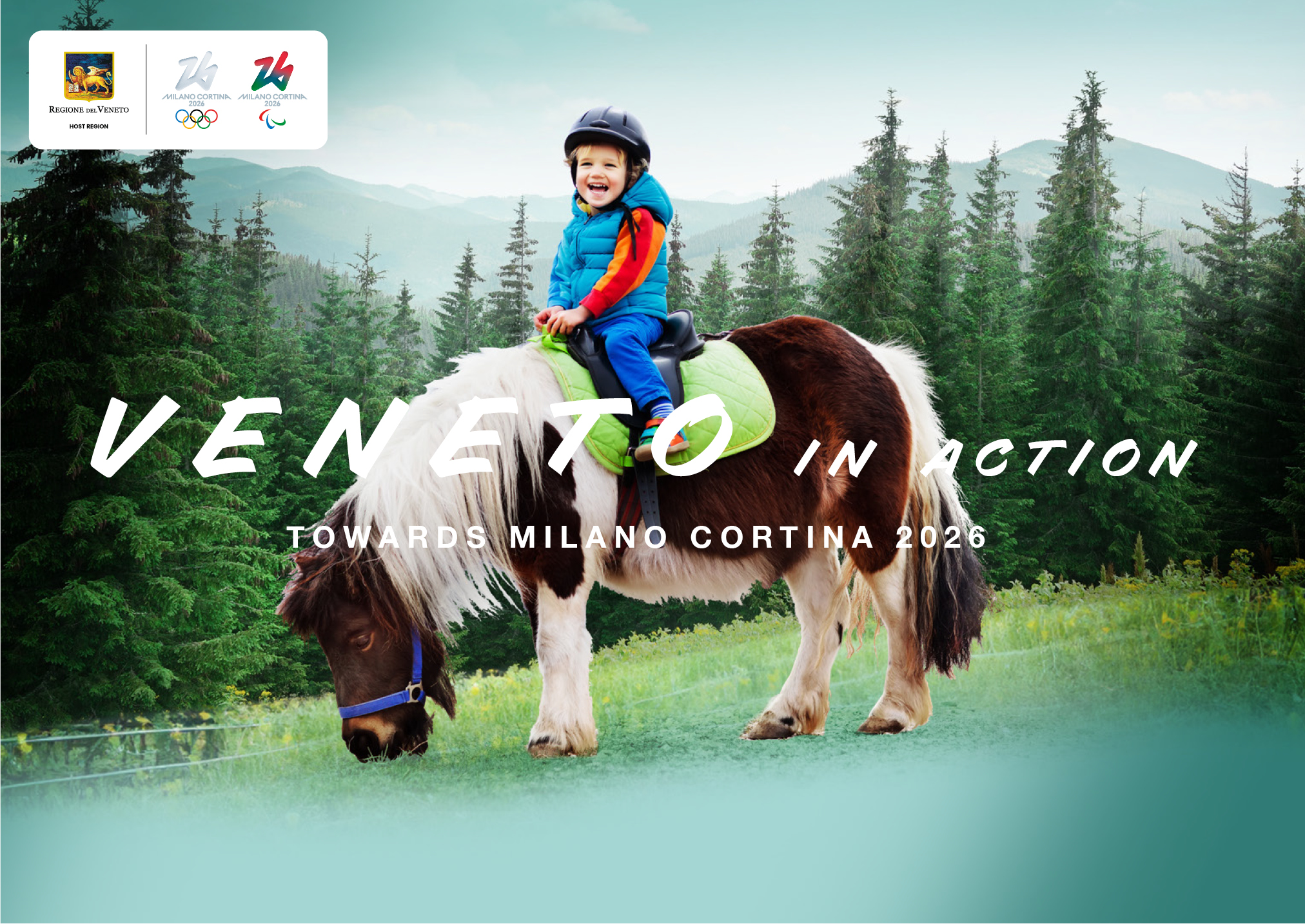 bambino che cavalca un pony con scritta 