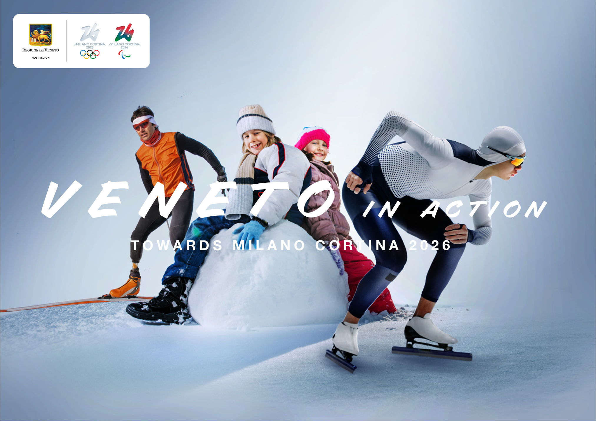 pattinatore sul ghiaccio con bambini in abbigliamento da sci seduti su palla di neve e sciatore di fondo paralimpico