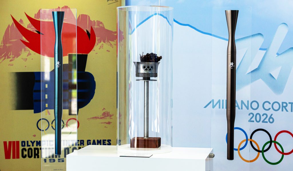 Le torce olimpiche Milano Cortina 2026 esposte assieme alla torcia originale di Cortina 1956