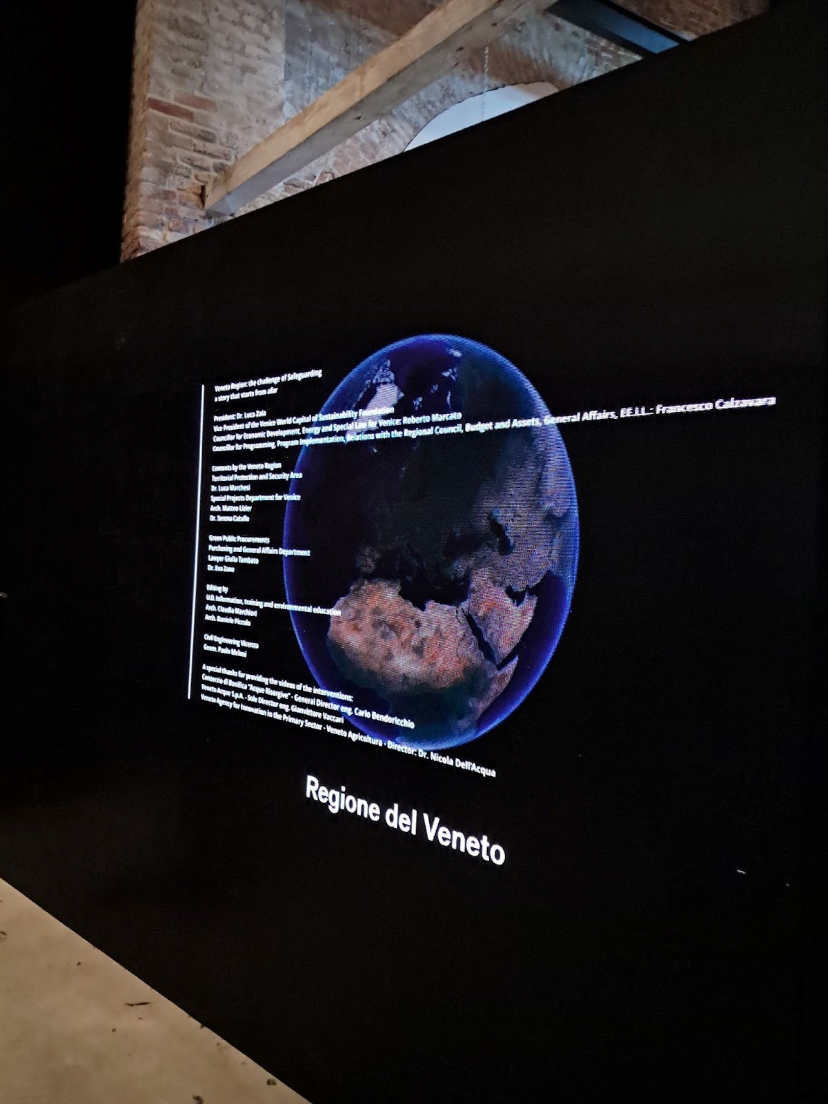 Foto del pannello presente alla Biennale di Architettura dove veniva proiettato il video realizzato dalla Regione del Veneto